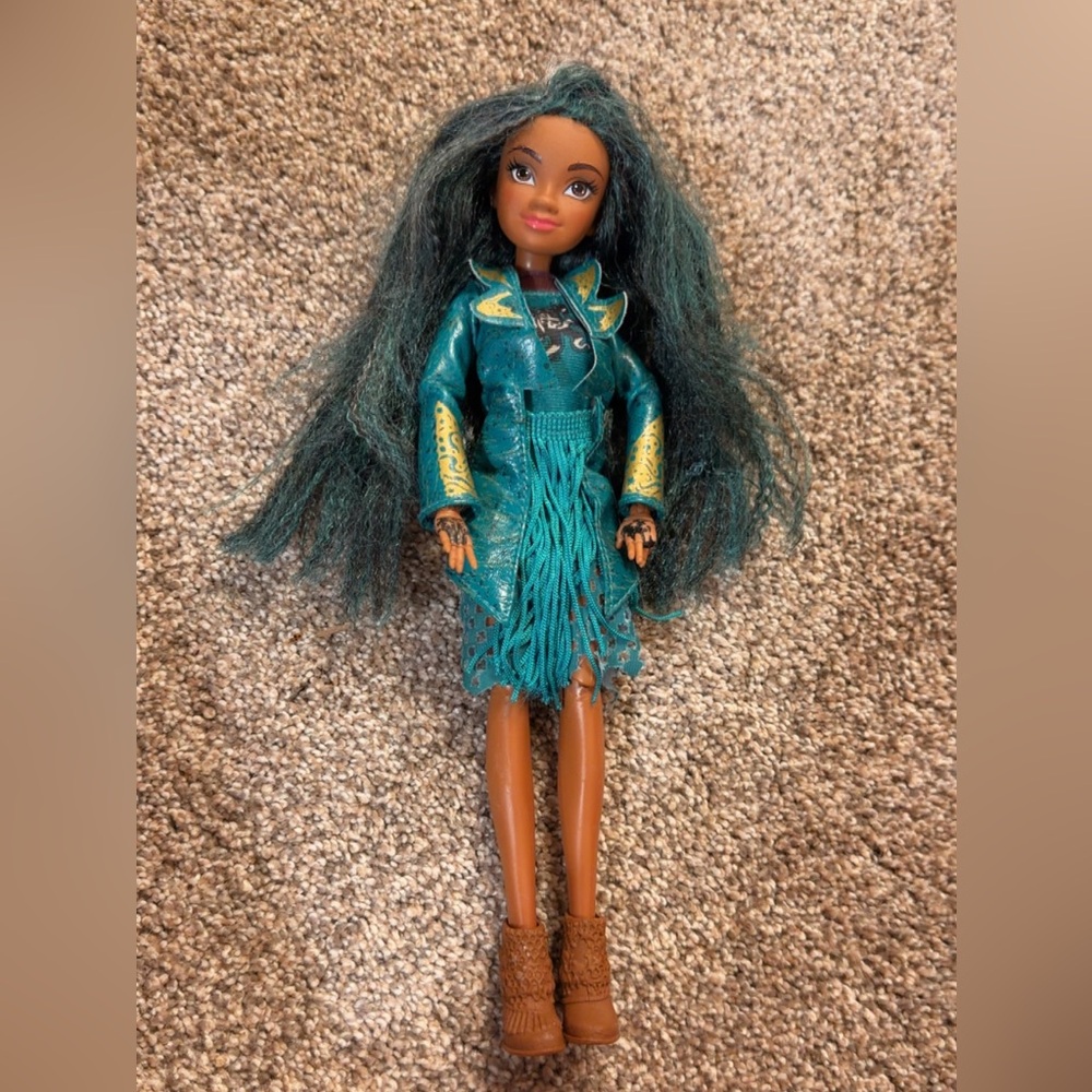 Disney Descendants 2 Uma Isle of the Lost Posable Doll nice condition No Hat